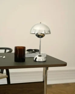 &Tradition Skrivbord-Pavilion AV16 Skrivbord, Iron / Walnut / Chrome Legs