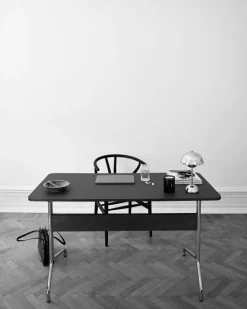 &Tradition Skrivbord-Pavilion AV16 Skrivbord, Iron / Walnut / Chrome Legs