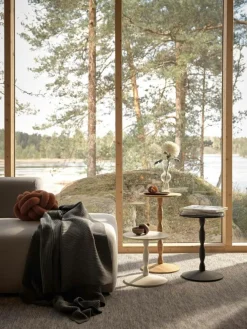 Pedestal Sidobord Ek, Ek