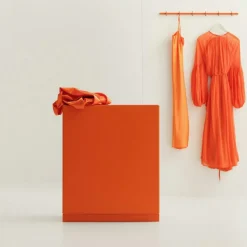 String Byråer-Relief Byrå Bred Med Sockel, Vit