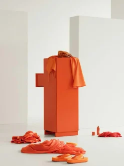 String Byråer-Relief Byrå Hög Med Sockel, Vit