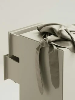 String Byråer-Relief Byrå Hög Med Sockel, Vit