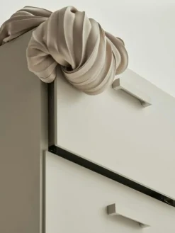 String Byråer-Relief Byrå Hög Med Sockel, Vit