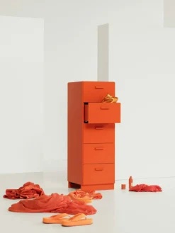 String Byråer-Relief Byrå Hög Med Sockel, Vit