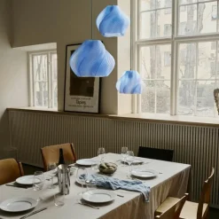 Crème Atelier Pendellampor-Soft Serve Pendel 03, Mässing / Blueberry Sorbet