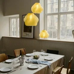 Crème Atelier Pendellampor-Soft Serve Pendel 03, Mässing / Blueberry Sorbet