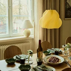 Crème Atelier Pendellampor-Soft Serve Pendel 03, Mässing / Blueberry Sorbet