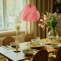 Crème Atelier Pendellampor-Soft Serve Pendel 03, Mässing / Blueberry Sorbet