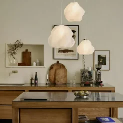 Crème Atelier Pendellampor-Soft Serve Pendel 03, Mässing / Blueberry Sorbet