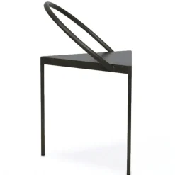 Triangolo Stol, Stål