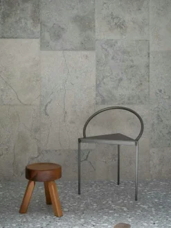 Triangolo Stol, Stål