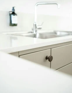 Beslag Design Knoppar & Dörrhandtag-Uno Knopp 30 mm, Burnished Brass