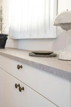 Beslag Design Knoppar & Dörrhandtag-Uno Knopp 30 mm, Burnished Brass